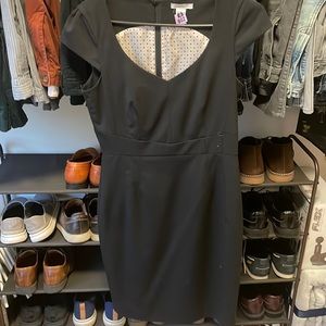 H&M black size 8 ( runs a little small). Perfect condition!